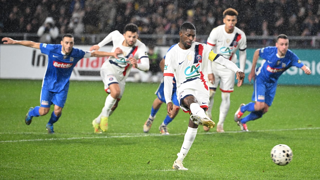 El delantero francés del Paris Saint-Germain, Ousmane Dembélé, anotó un penalti durante el partido de octavos de final de la Copa de Francia entre Fontenay-le-Comte y el Paris Saint-Germain (PSG), en el estadio La Beaujoire de Nantes, en el oeste de Francia, el 20 de diciembre de 2025. (Foto de Sebastien Salom-Gomis / AFP)