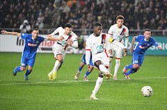 El delantero francés del Paris Saint-Germain, Ousmane Dembélé, anotó un penalti durante el partido de octavos de final de la Copa de Francia entre Fontenay-le-Comte y el Paris Saint-Germain (PSG), en el estadio La Beaujoire de Nantes, en el oeste de Francia, el 20 de diciembre de 2025. (Foto de Sebastien Salom-Gomis / AFP)