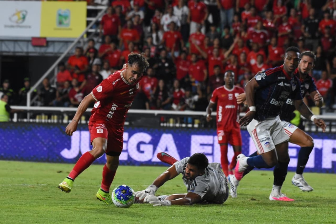 Tomás Ángel (izq.) antes de marcar el segundo gol del América de Cali contra el Junior de Barranquilla en el juego de la fecha 7 de la Liga II-2026.