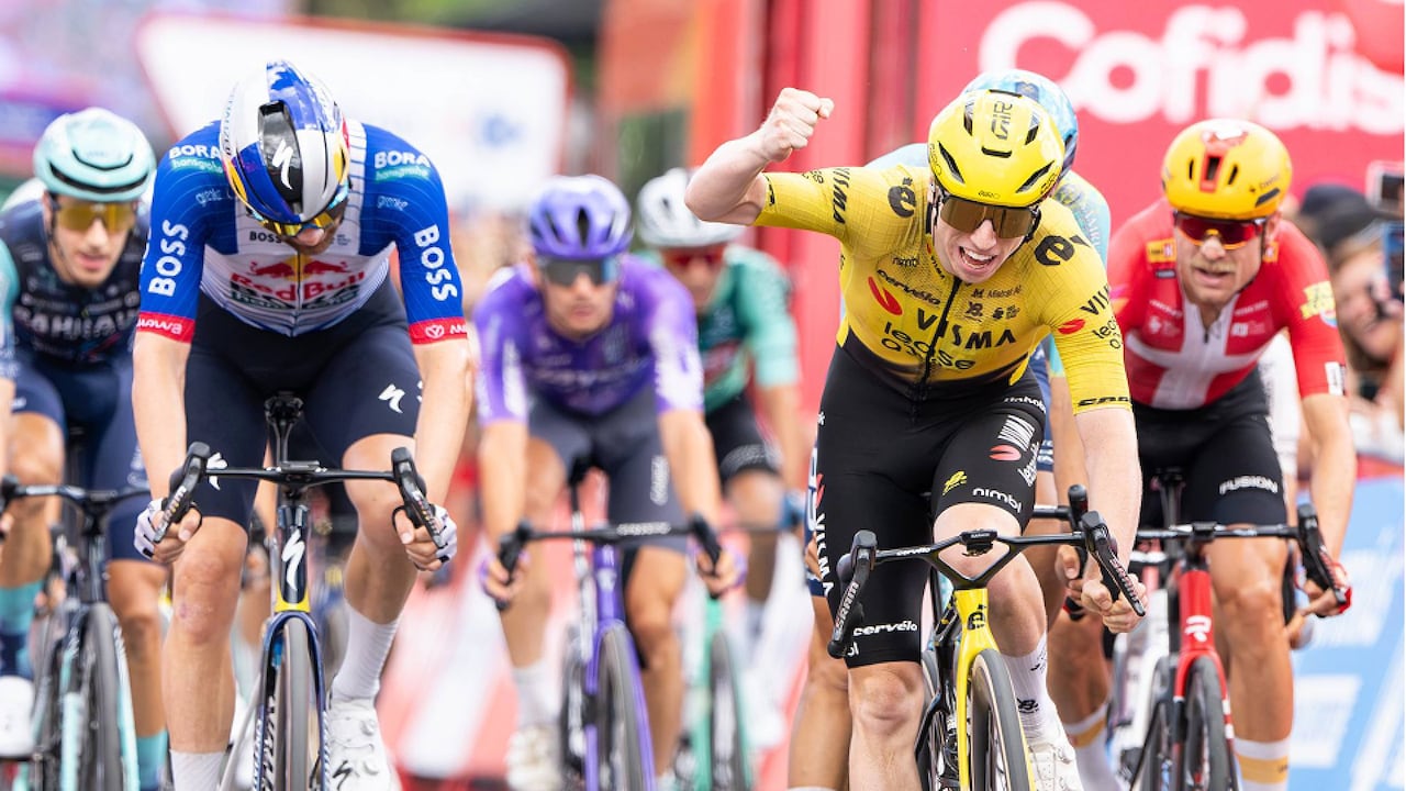 James Matthew Brennan (camiseta amarilla) celebra tras ganar la etapa 17 de la Vuelta a España 2026.