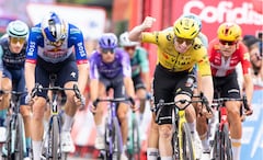 James Matthew Brennan (camiseta amarilla) celebra tras ganar la etapa 17 de la Vuelta a España 2026.