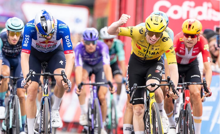 James Matthew Brennan (camiseta amarilla) celebra tras ganar la etapa 17 de la Vuelta a España 2026.