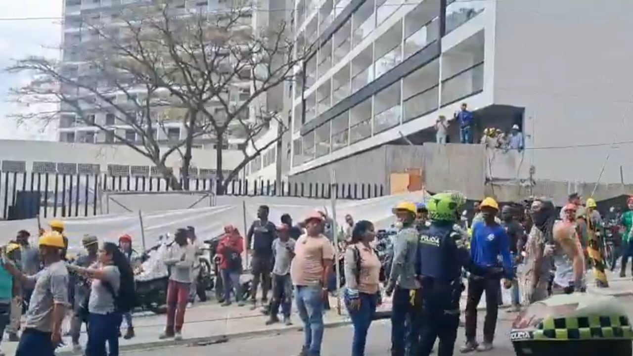 Varios obreros enfrentaron a los agentes de tránsito.