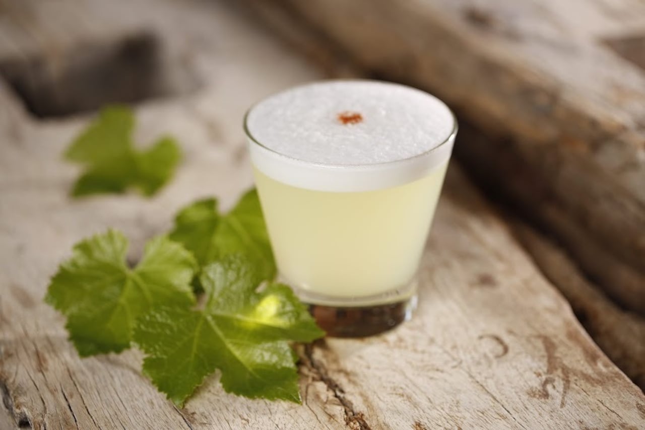 El Pisco es una bebida tradicional de Perú, se trata de un destilado de uvas selectas que se puede consumir puro o en coctel.