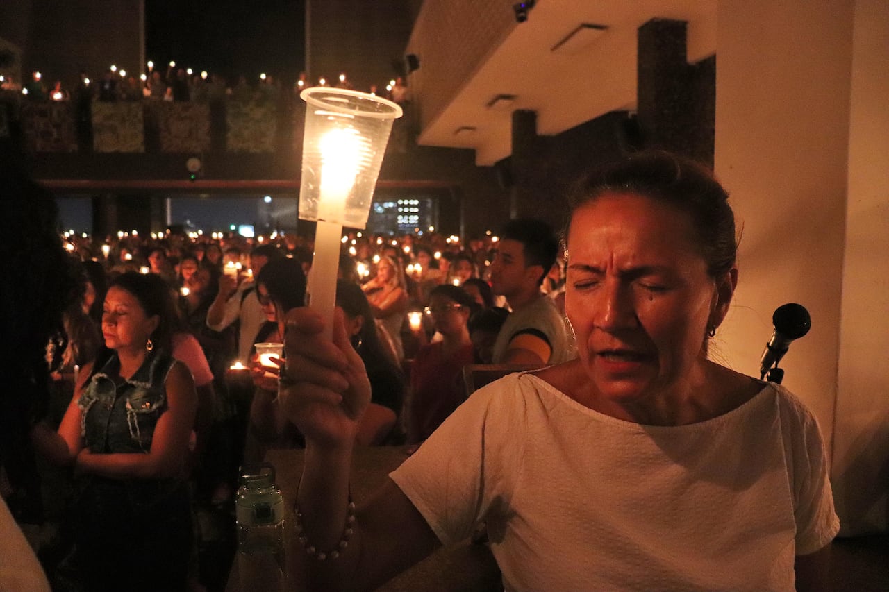 El Santuario de Fátima se llena todo los lunes a las seis de la tarde con la oración de la Cornilla de la Divina Misericordia dirigida por el Padre Omar Arturo López Pérez. foto Bernardo Peña abril 25 de 2023