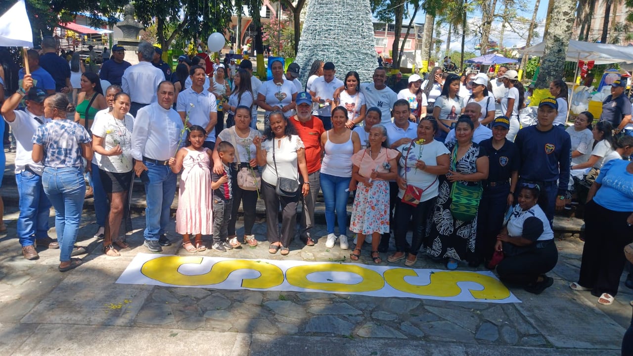 En el pronunciamiento, los líderes pidieron a los grupos armados cesar de inmediato las hostilidades, respetar la vida de los civiles, no instalar artefactos explosivos en zonas pobladas y permitir el libre tránsito de misiones médicas, docentes, líderes sociales y organismos de ayuda humanitaria.