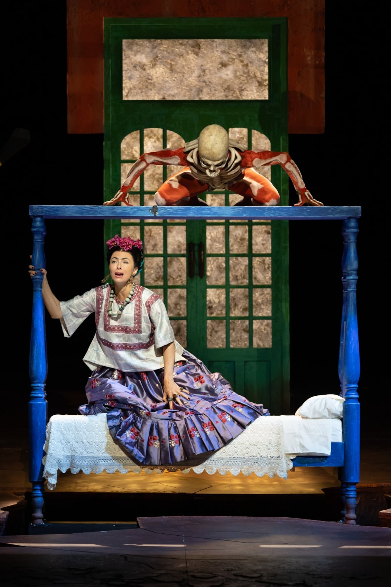 La obra, inspirada en la historia de Frida Kahlo y Diego Rivera, mezcla realismo mágico, música y una puesta en escena visualmente impactante, además de ser interpretada completamente en español.