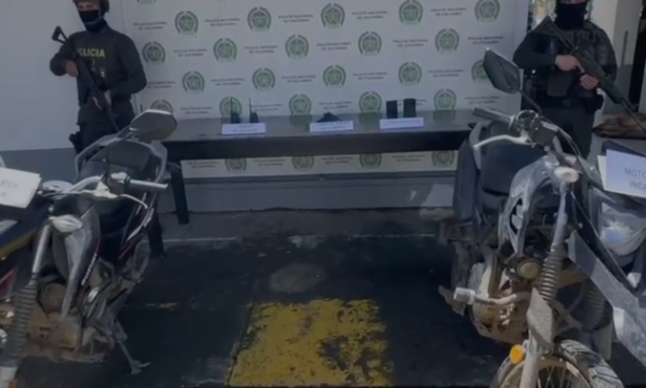 Las dos motos inmovilizadas, el arma y los radios de comunicación quedaron a disposición de la autoridad competente.