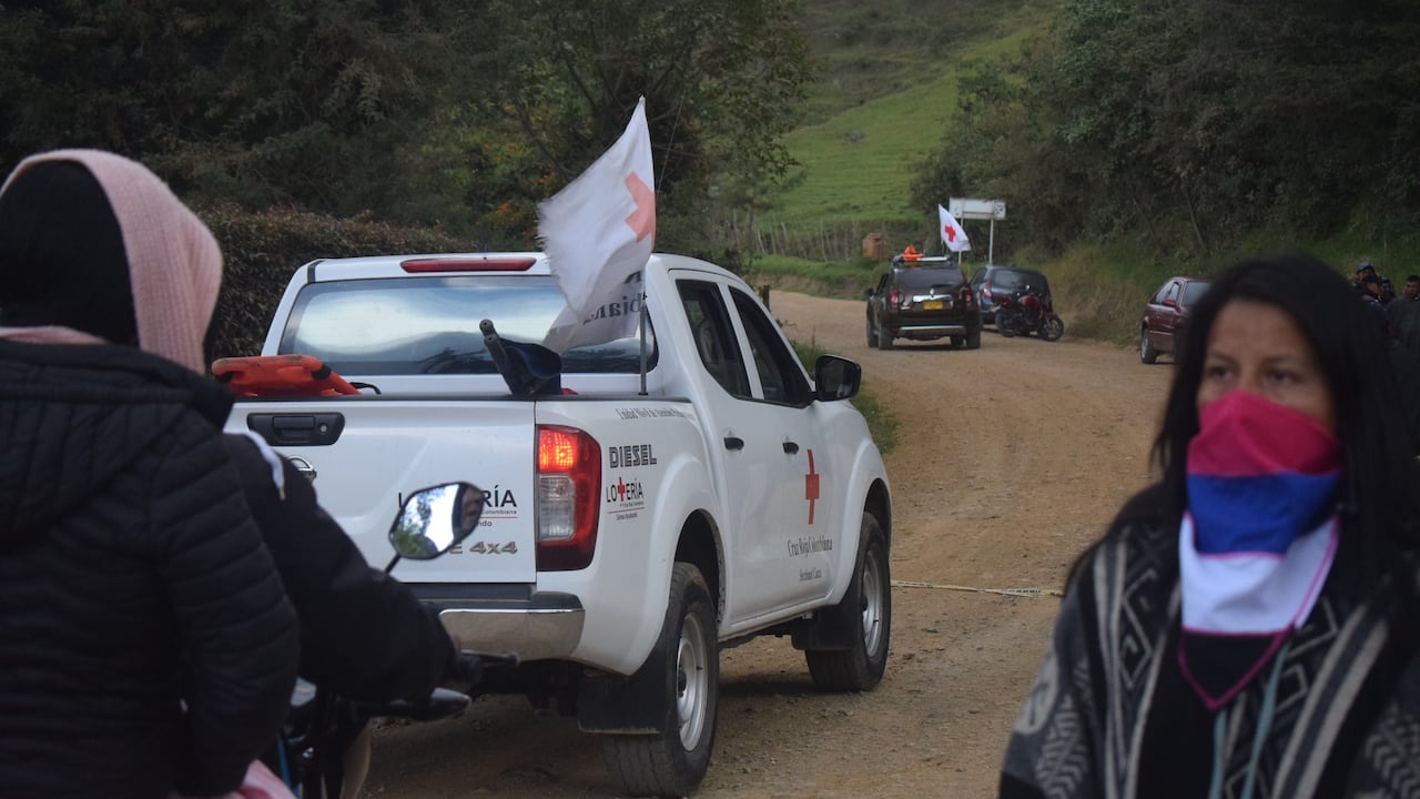 Las mujeres del pueblo misak ahora ayudan a poner orden en los accesos viales al resguardo de Guambía, donde ahora se presenta esta confrontación por el control de un predio rural de Silvia.