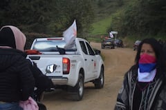 Las mujeres del pueblo misak ahora ayudan a poner orden en los accesos viales al resguardo de Guambía, donde ahora se presenta esta confrontación por el control de un predio rural de Silvia.