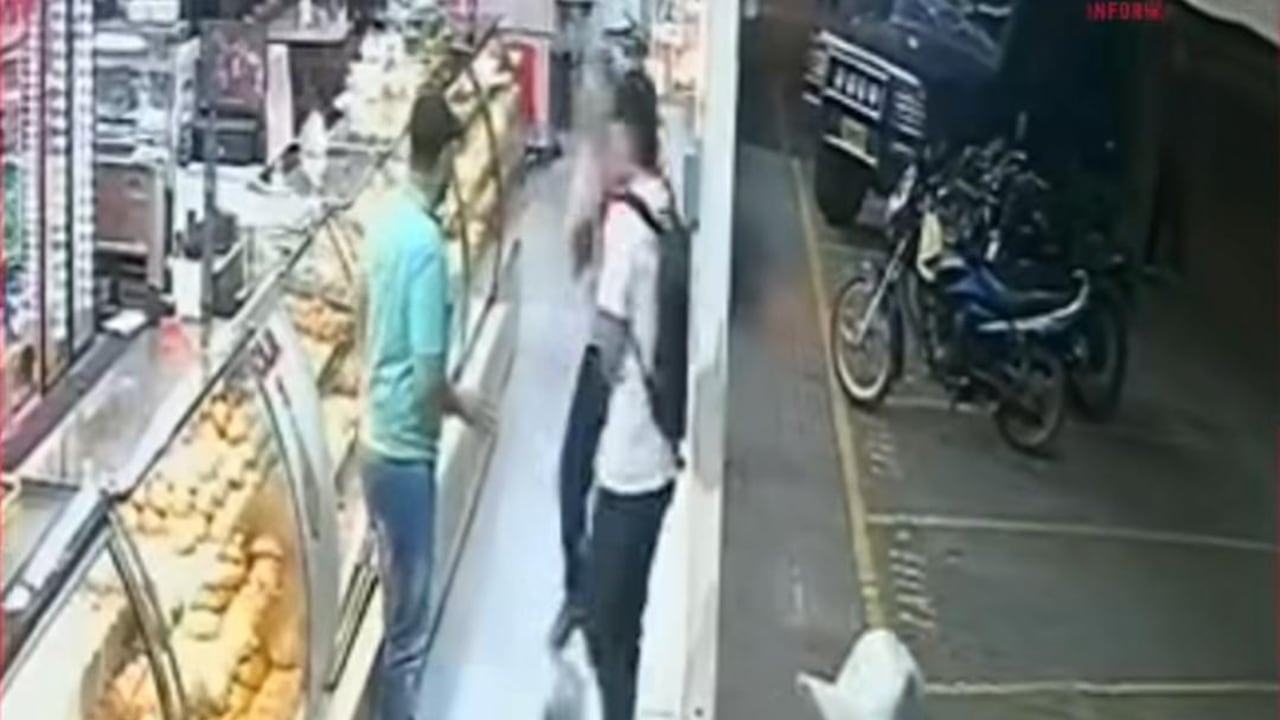 Dos hombres ingresaron a una panadería ubicada en la avenida Pasoancho con carrera 44, simulando ser clientes y despojaron de sus pertenencias a varias personas