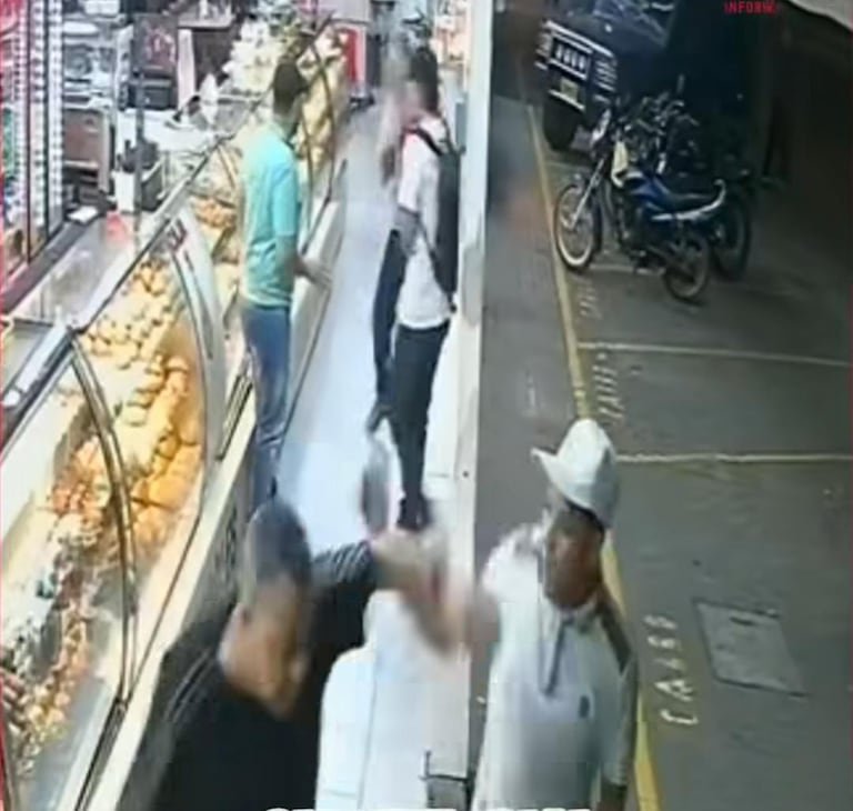 Dos hombres ingresaron a una panadería ubicada en la avenida Pasoancho con carrera 44, simulando ser clientes y despojaron de sus pertenencias a varias personas