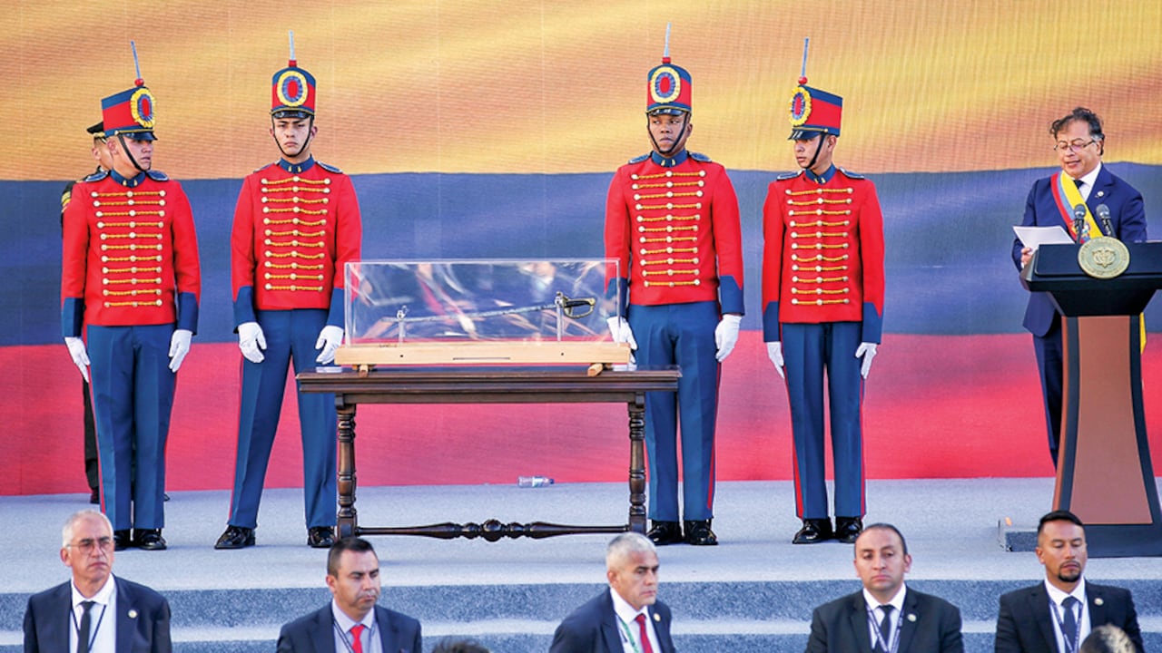 La espada de Bolívar fue una de las protagonistas de la posesión de Petro, pues su primera orden presidencial fue pedir que la trajeran para acompañar el evento.