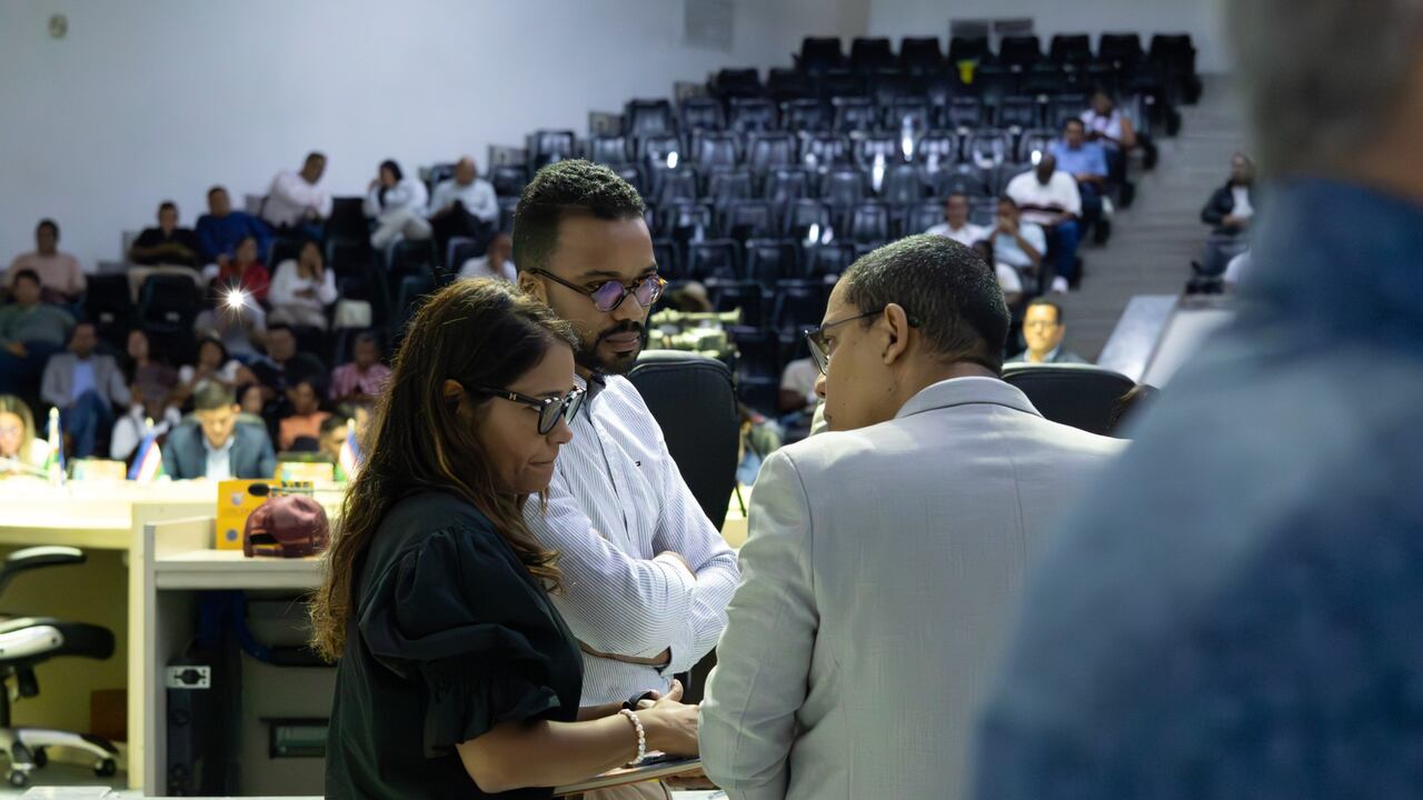 El director de Hacienda, Jhon Quinchua (centro), ha expuesto las proyecciones y dado las explicaciones para sustentar que Cali puede asumir el crédito, pero en el Concejo aún son escépticos por el monto.