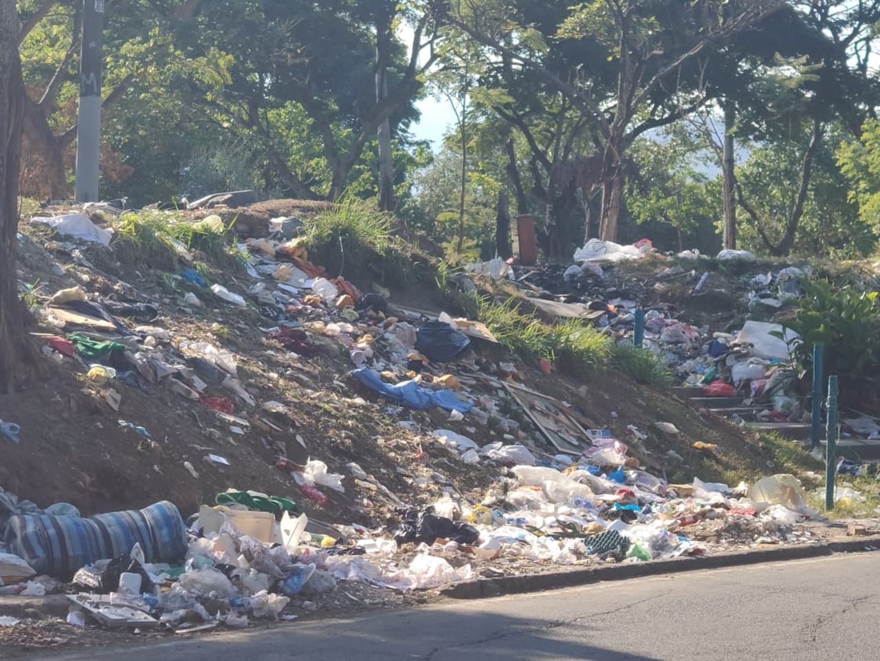 La acumulación constante de residuos mantiene este corredor vial como uno de los puntos de mayor preocupación para los habitantes del sector.