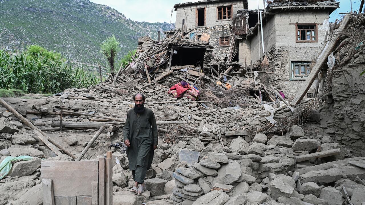Un hombre caminó en medio de los desastres ocasionados por el terremoto en Afganistán