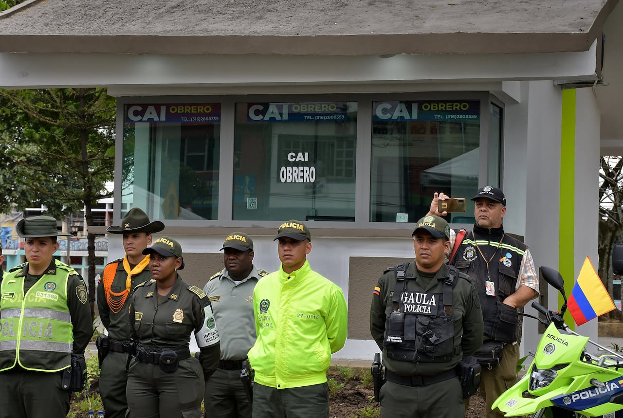 En el marco del proceso de Transformación Integral, la Policía Nacional lanza una reingeniería a los Comandos de Atención Inmediata CAI, como epicentro del despliegue de la nueva estrategia de seguridad ciudadana.
El CAI Obrero fue el sitio elegido en Cali para dar a conocer el nuevo “Modelo del Servicio de Policía Orientado a las Personas” cuyo objetivo es la gestión de la convivencia a partir de los enfoques de sinergia, educación, cultura ciudadana y atención de conflictos desde la mediación policial. Fotos Raúl Palacios / El Pais / Julio 21 del 2023 Cali.