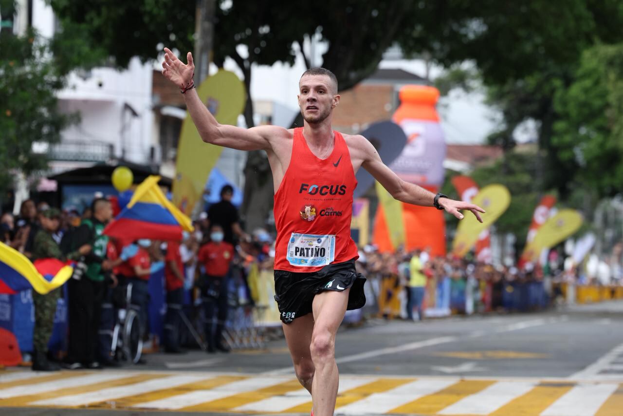 Carlos Mario Patiño, de Manizales, se convirtió en el primer colombiano en cruzar la meta de los 42K en la Maratón de Cali 2026.