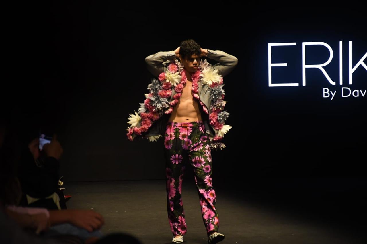 Erikó desafía las barreras tradicionales del diseño con una explosión de color, siluetas experimentales y texturas.