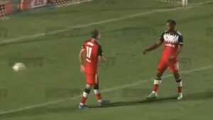 Facundo Colidio, atacante de River Plate, lanzando la pelota a un costado de la cancha, dejando con las manos estiradas a Miguel Borja.