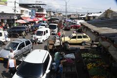 Cali: Galería Santa Elena entre la falta de cultura ciudadana ( basura, desechos alimenticios, trancones), invasión al espacio público y una exótica gama de colores. Foto José L Guzmán