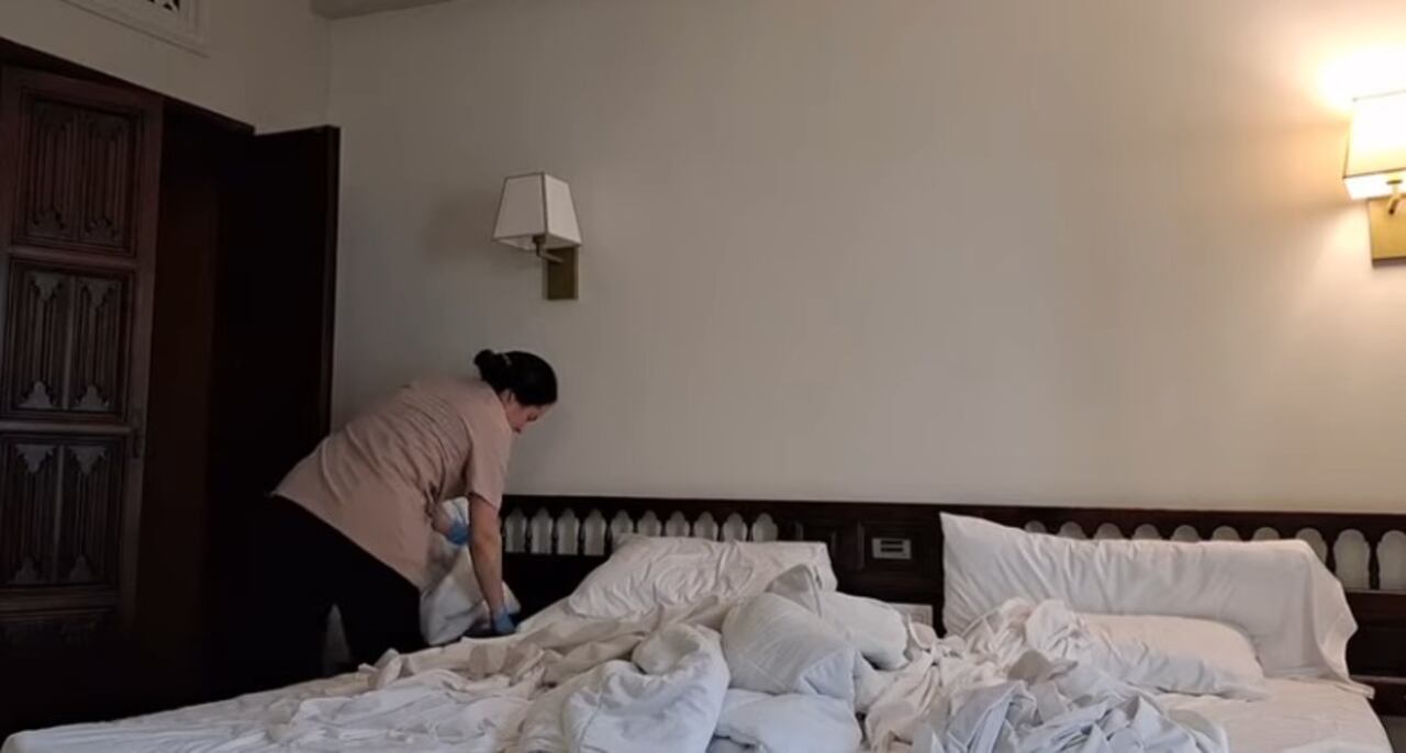 Colombiana cuenta cómo es ser camarera de piso en España: alta exigencia física.