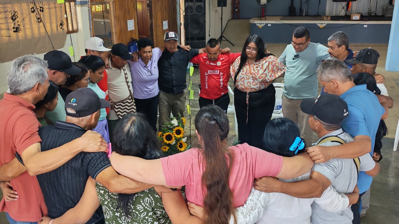 Firmantes de paz, líderes comunales, docentes y miembros de organizaciones sociales de las veredas Vilachí y El Águila, en Santander de Quilichao, se reúnen en el marco de las Agendas Comunitarias, Diálogos para el Futuro, estrategia que adelanta la Agencia para la Reincorporación y Normalización, ARN, en el Cauca.