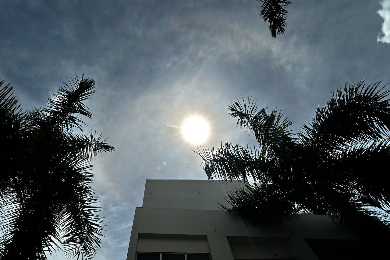 El aro solar, también conocido como halo solar, es un fenómeno óptico que se produce cuando la luz del sol se refracta a través de cristales de hielo en la atmósfera. Este fenómeno es similar a un arcoíris. Foto Jorge Orozco.