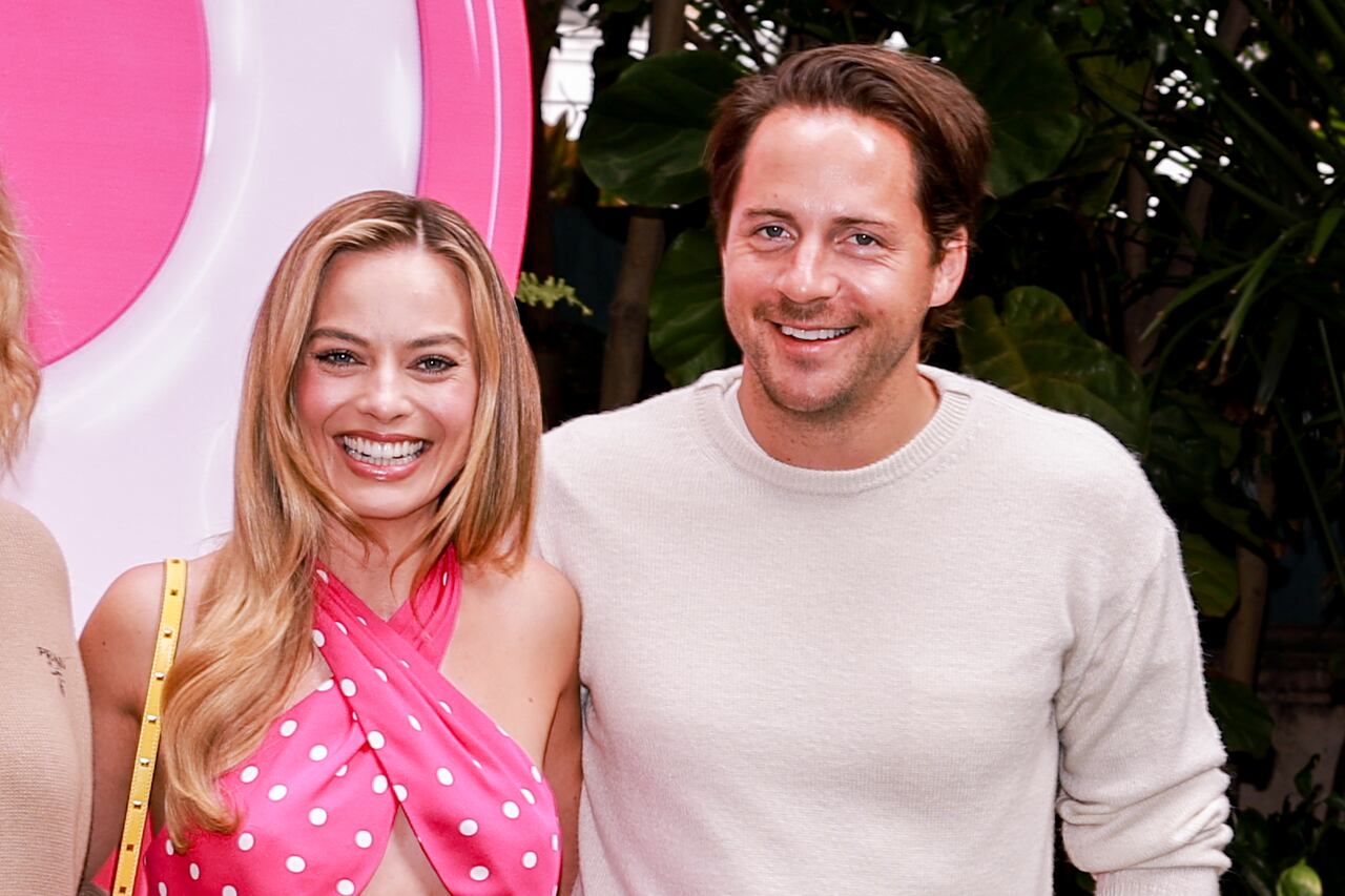 Margot Robbie y Tom Ackerley asisten a la rueda de prensa y a la sesión fotográfica de "Barbie" en el Four Seasons Hotel Los Ángeles en Beverly Hills el 25 de junio de 2023 en Los Ángeles