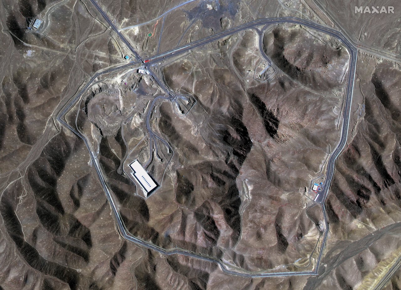 Esta imagen satelital, proporcionada por Maxar Technologies y tomada el 19 de junio de 2025, muestra la Planta de Enriquecimiento de Combustible Fordow (FFEP) de Irán.