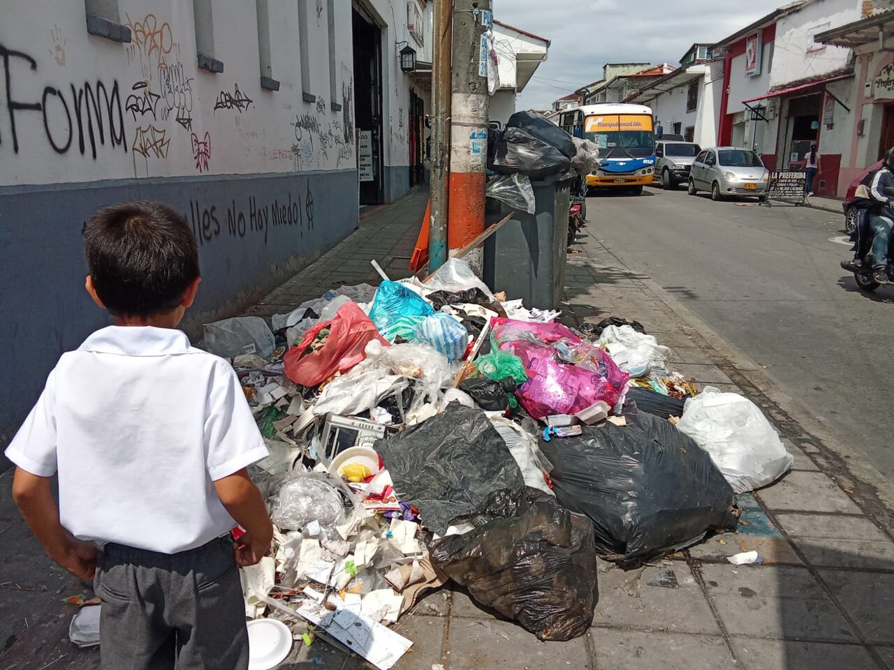 En diferentes puntos del centro histórico de Popayán se registra la acumulación de basuras, a raíz de la protesta campesina que impide el paso de camiones recolectores hacia el relleno Sanitario Los Picachos.