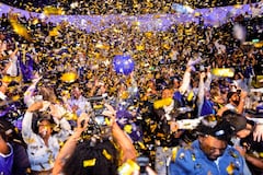 Los aficionados al fútbol de Curazao ven el último partido de clasificación para la Copa Mundial de la FIFA en un café de Rotterdam