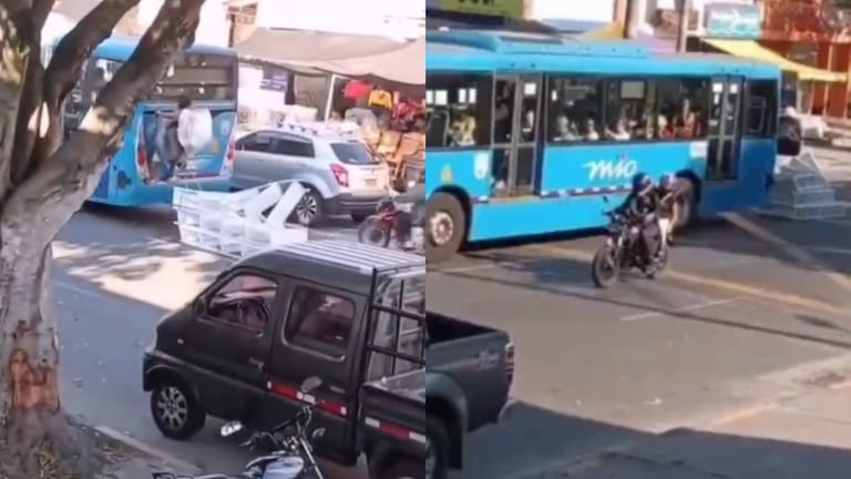 Habitante de calle transportado elementos pesados en parte trasera de un bus del MÍO.