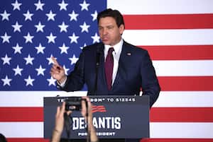 El candidato presidencial republicano, el gobernador de Florida, Ron DeSantis, habla en su evento nocturno del caucus el 15 de enero de 2024 en West Des Moines, Iowa. (Foto de Scott Olson/Getty Images)
