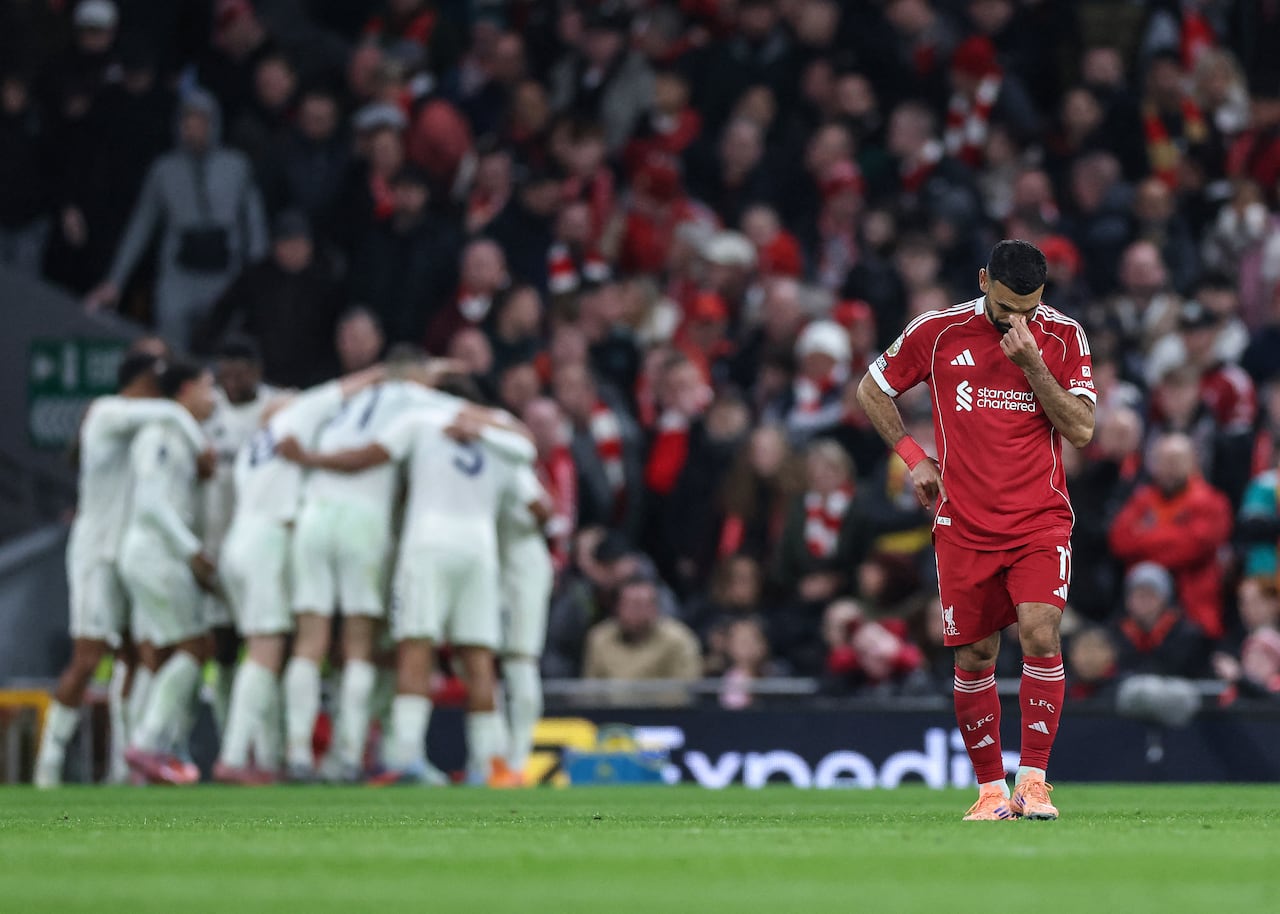 El delantero egipcio #11 del Liverpool, Mohamed Salah (derecha), reacciona mientras los jugadores del Nottingham Forest (atrás, izquierda) celebran tras su tercer gol durante el partido de la Premier League inglesa entre el Liverpool y el Nottingham Forest en Anfield, Liverpool, noroeste de Inglaterra, el 22 de noviembre de 2025. (Foto de Darren Staples / AFP)