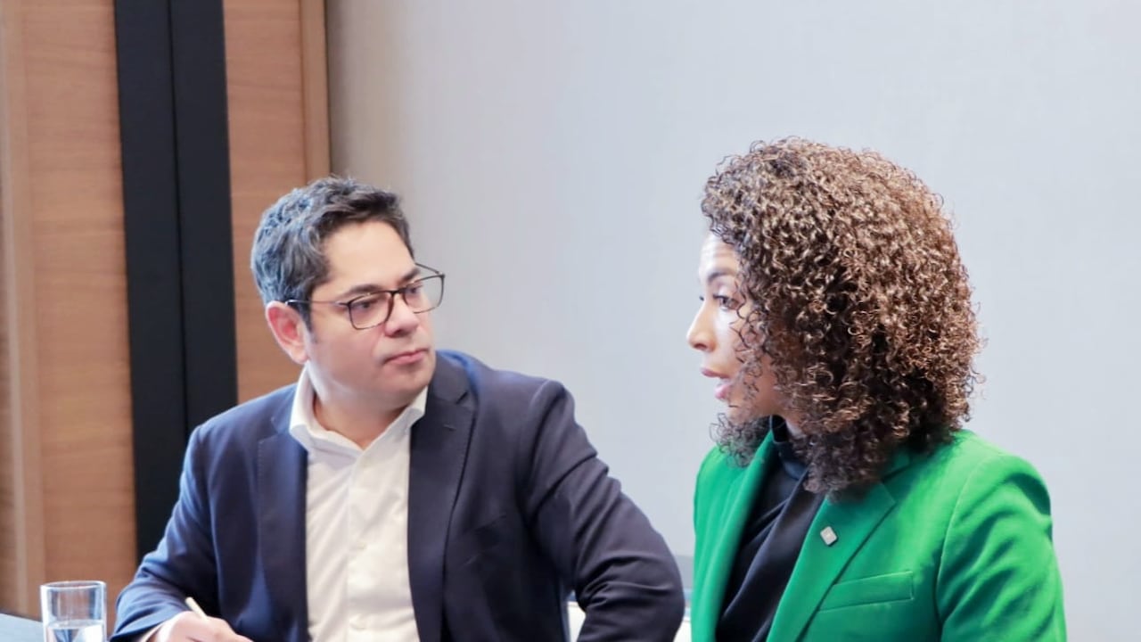 Guillermo Herrera, gerente de Camacol y Nubia Carolina Córdoba, gobernadora del Chocó, se reunieron en Bogotá, para hablar de la entrega de las viviendas.