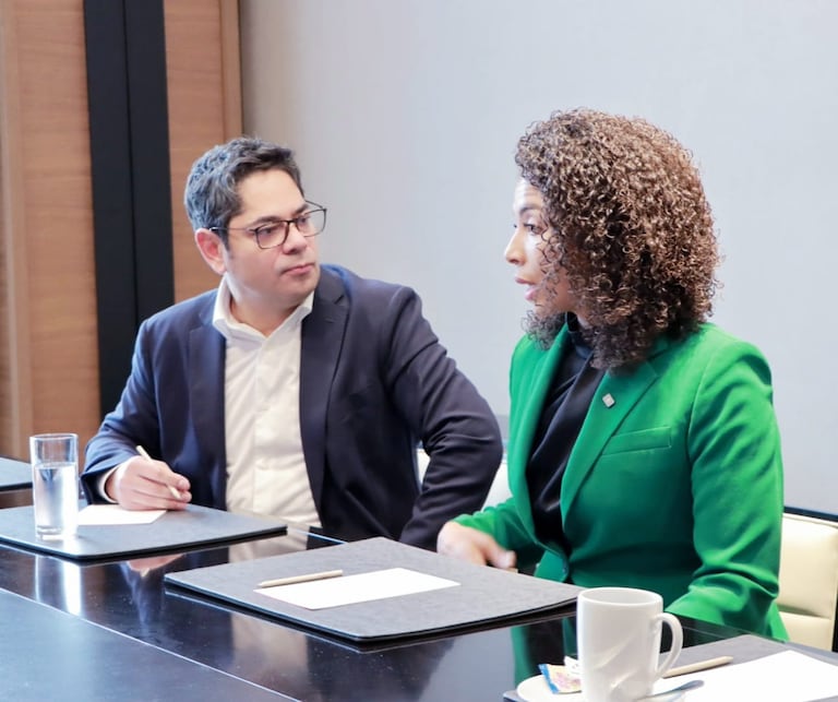 Guillermo Herrera, gerente de Camacol y Nubia Carolina Córdoba, gobernadora del Chocó, se reunieron en Bogotá, para hablar de la entrega de las viviendas.