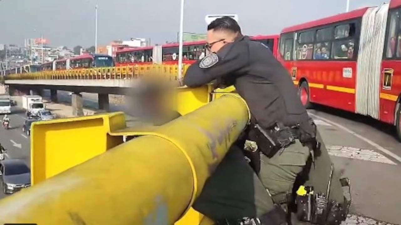 Un joven intentó suicidarse en Bogotá; la Policía lo evitó.