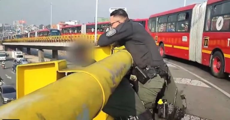 Un joven intentó suicidarse en Bogotá; la Policía lo evitó.