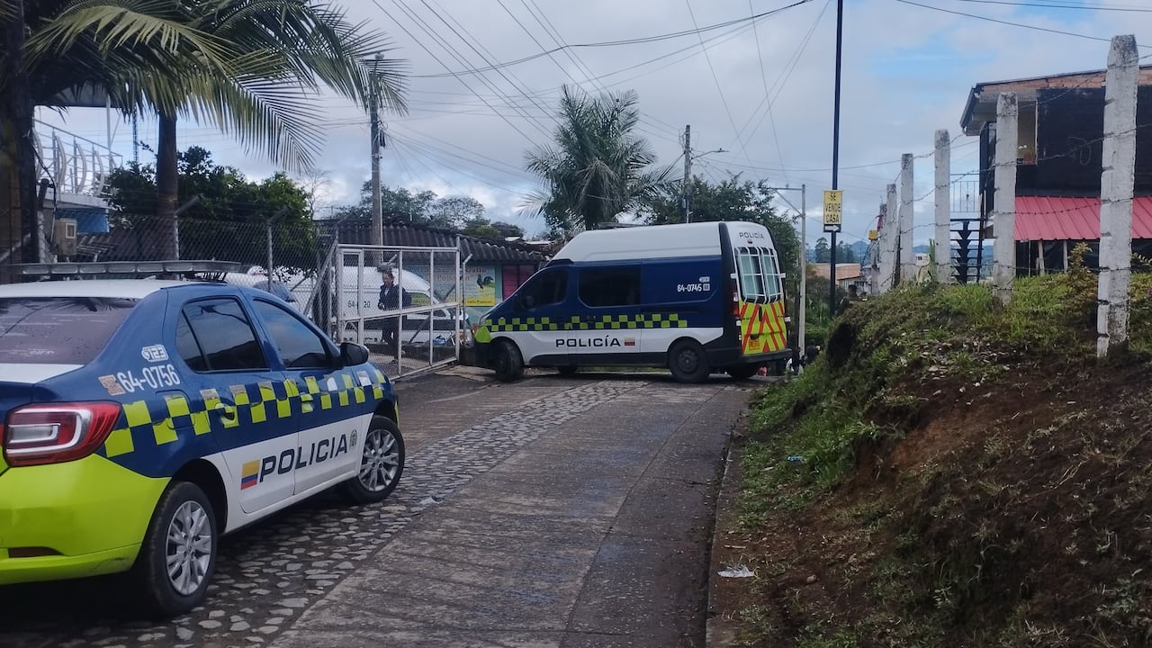 Expertos en el manejo de explosivos de la Sijín fueron los encargados de desactivar estas cargas, las cuales fueron acondicionadas en envases de gaseosa.