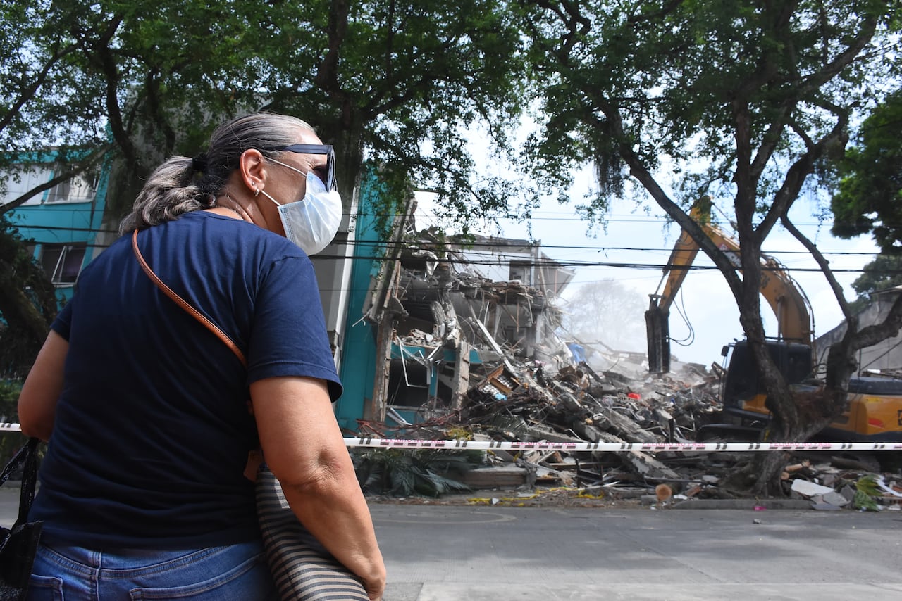Demolición del Edificio María Mercedes en el barrio Cuarto de Legua.
