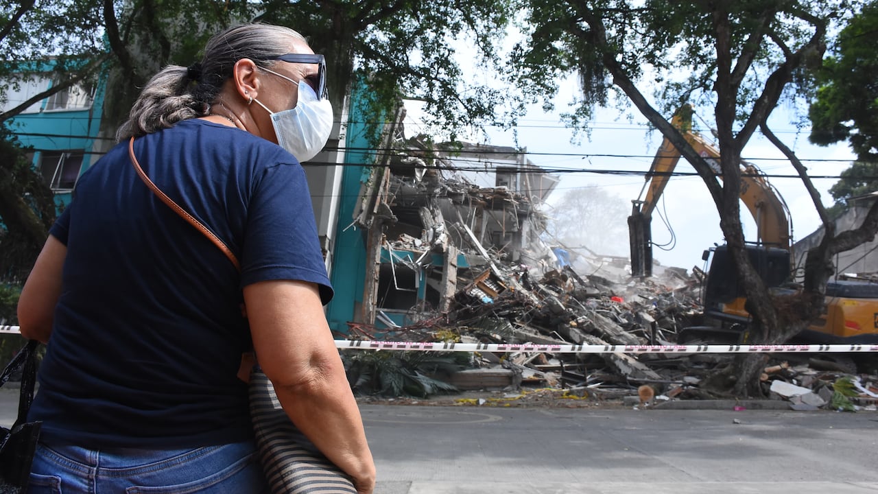 Demolición del Edificio María Mercedes en el barrio Cuarto de Legua.