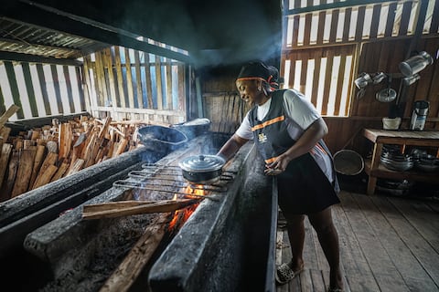 Tumaco se ha convertido en una vitrina para visibilizar el turismo comunitario con actividades económicas viable en el Municipio, con sus paisajes costeros y su tradición culinaria, resultado de sus raíces afrocolombianas e indígenas que hoy muestran al mundo.