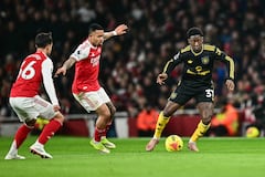 El centrocampista inglés #37 del Manchester United, Kobbie Mainoo (derecha), intenta un pase durante el partido de la Premier League inglesa entre el Arsenal y el Manchester United en el Emirates Stadium de Londres el 25 de enero de 2026. (Foto de Ben STANSALL / AFP)