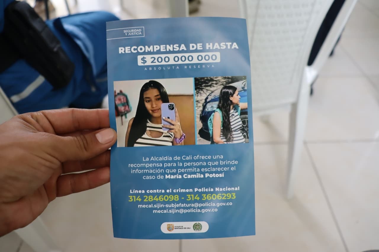 La Policía Nacional distribuye volantes en distintos sectores de Cali para incentivar el suministro de información que permita esclarecer el caso de María Camila Potosí.