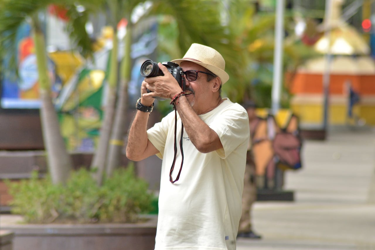 El periodismo gráfico ha llevado a Áymer Álvarez a ser uno de los más reconocidos en su oficio en Cali, pero esto va ligado con su buen oído como melómano y bailarín.