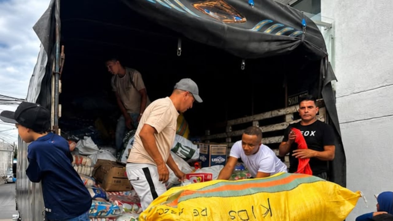 Los "Ángeles Tropicana" y el equipo de Prisa Media trabajaron intensamente en la clasificación y embalaje de alimentos no perecederos, ropa y colchonetas donados generosamente por los oyentes de la capital caucana.