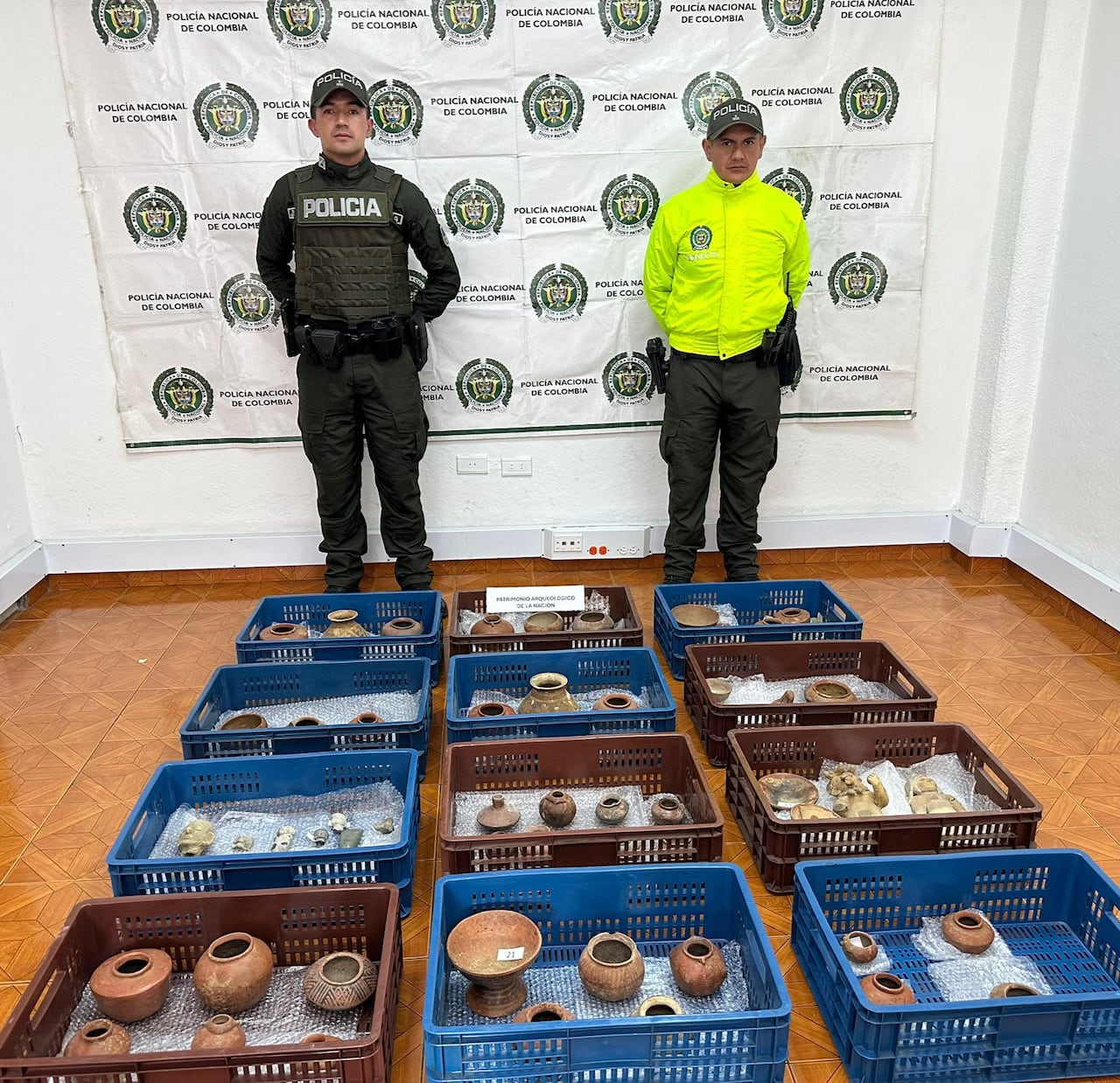 Además de la recuperación de bienes arqueológicos, los operativos permitieron capturas, recuperación de vehículos e incautaciones relacionadas con delitos ambientales.