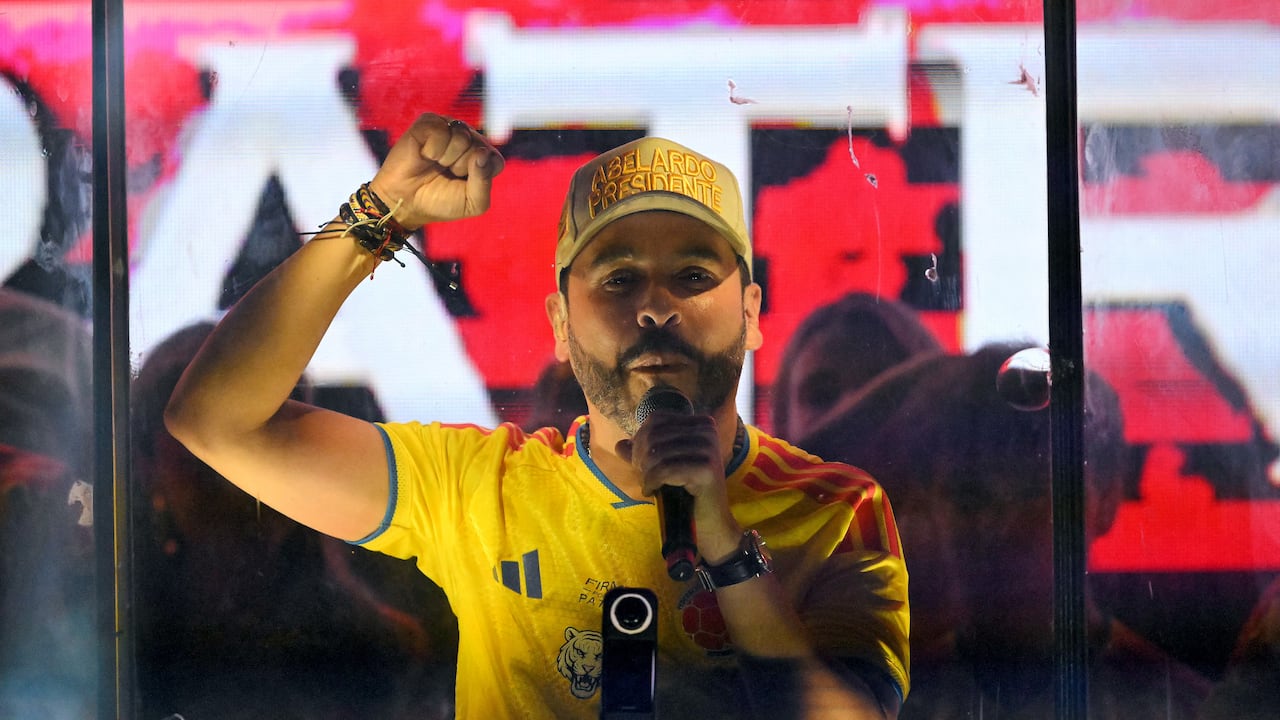 Colombia's presidential candidate Abelardo de la Espriella, of the Salvadores de la Patria movement, speaks to supporters behind bulletproof glass after a quick count of votes in the presidential election at the Ventana al Mundo monument in Barranquilla, Colombia, on May 31, 2026. Colombia's presidential election appeared headed for a runoff between leftist Ivan Cepeda and hard-right Abelardo de la Espriella on May 31, presenting voters with a stark choice between peace talks and a militarized crackdown. (Photo by Rodrigo BUENDIA / AFP)