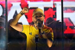 Colombia's presidential candidate Abelardo de la Espriella, of the Salvadores de la Patria movement, speaks to supporters behind bulletproof glass after a quick count of votes in the presidential election at the Ventana al Mundo monument in Barranquilla, Colombia, on May 31, 2026. Colombia's presidential election appeared headed for a runoff between leftist Ivan Cepeda and hard-right Abelardo de la Espriella on May 31, presenting voters with a stark choice between peace talks and a militarized crackdown. (Photo by Rodrigo BUENDIA / AFP)